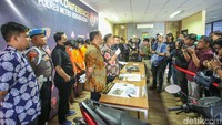 Para pelaku melakukan aksinya dengan tujuan mendapatkan uang, motor hasil begal dijual secara online dengan harga Rp 3 juta.