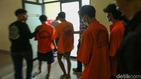 Tersangka digiring usai jumpa pers.