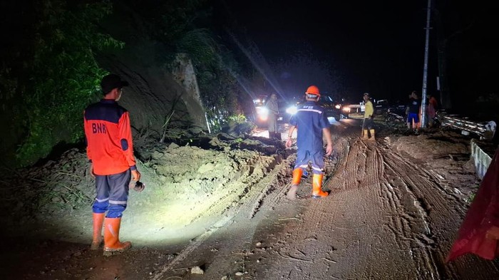 Petugas gabungan dan warga gotong- royong membersihkan longsoran yang menutup akses jalan di bawah Irung Petruk, jalur SSB Boyolali, Jumat (24/5/2024)