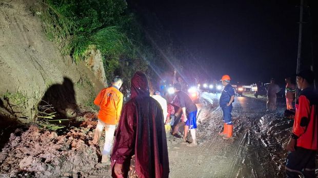 Petugas gabungan dan warga gotong- royong membersihkan longsoran yang menutup akses jalan di bawah Irung Petruk, jalur SSB Boyolali, Jumat (24/5/2024)
