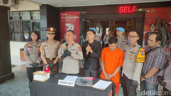 Tersangka dihadirkan dalam konferensi pers di Polsek Lowokwaru