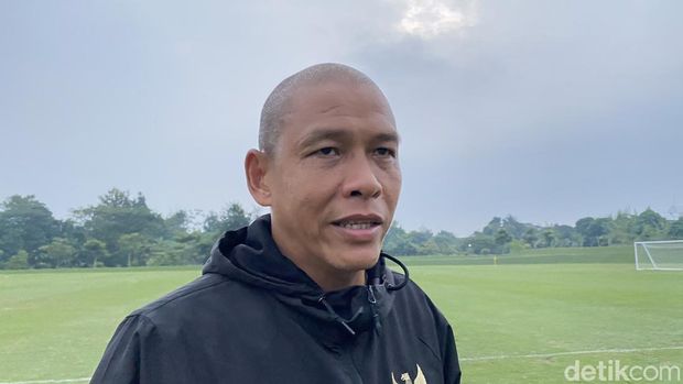 Pelatih Timnas Indonesia U-16, Nova Arianyo saat ditemui di Yogyakarta Independent School (YIS), Jumat (24/5/2024).
