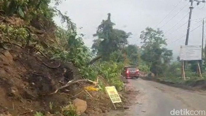 Polisi menerapkan sistem buka tutup di Jalan Poros Maros-Bone, di wilayah Tompo Ladang, Kabupaten Maros, Sulawesi Selatan (Sulsel), pagi ini.