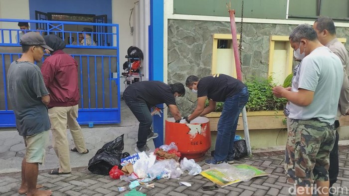 Tong sampah tempat ditemukannya orok bayi di Tembalang, Semarang.