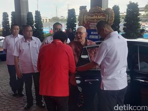 Berbatik Merah, Wapres ke-6 Try Sutrisno Hadiri Rakernas V PDIP