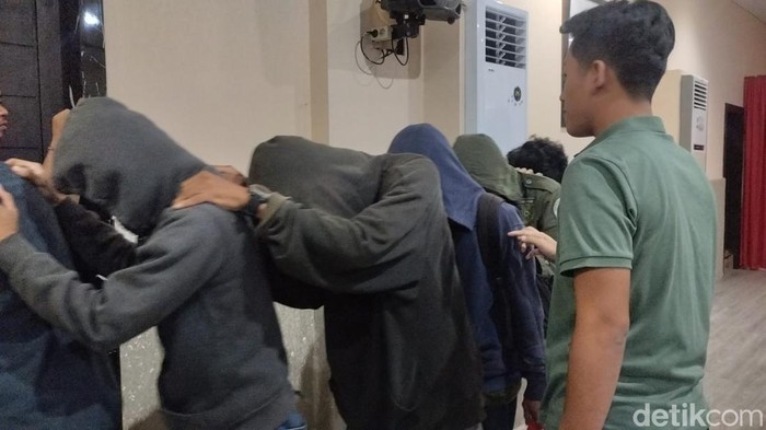 Polisi mengamankan 33 mahasiswa Universitas Negeri Makassar (UNM) yang terlibat bentrok.