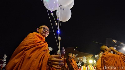 Gemerlap Ribuan Lampion Balon Majapahit Saat Peringatan Waisak di Mojokerto