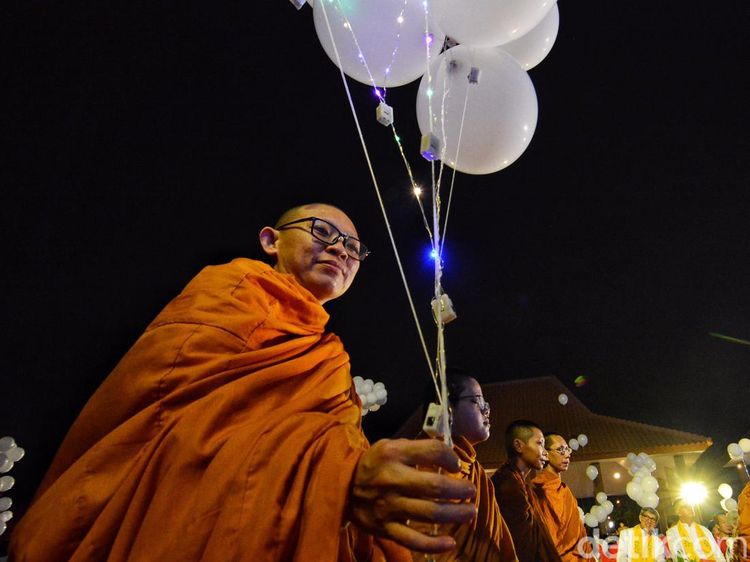 Gemerlap Ribuan Lampion Balon Majapahit Saat Peringatan Waisak di Mojokerto