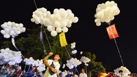 Sebanyak 2.568 lampion balon Majapahit mengudara dilepaskan ke udara. (Foto: Rifki Afifan Pridiasto/detikJatim)
