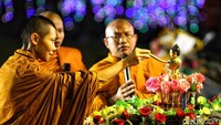 Biksu memandikan patung Buddah untuk menyucikan diri. (Foto: Rifki Afifan Pridiasto/detikJatim)