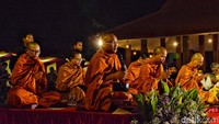 Enam biksu dari Vihara Buddhayana turut hadir dalam perayaan ini. Mereka melakukan meditasi di tengah acara. (Foto: Rifki Afifan Pridiasto/detikJatim)