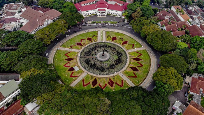 Foto udara suasana di Alun-Alun Tugu pasca revitalisasi di Malang, Jawa Timur, Jumat (24/5/2024). Kawasan yang menjadi simbol kemerdekaan Republik Indonesia bagi warga Malang itu kini telah selesai direvitalisasi oleh pemerintah setempat dengan anggaran senilai Rp5,3 miliar sebagai upaya mendongkrak jumlah kunjungan wisata di kawasan wisata unggulan Jawa Timur tersebut. ANTARA FOTO/Muhammad Mada/YU