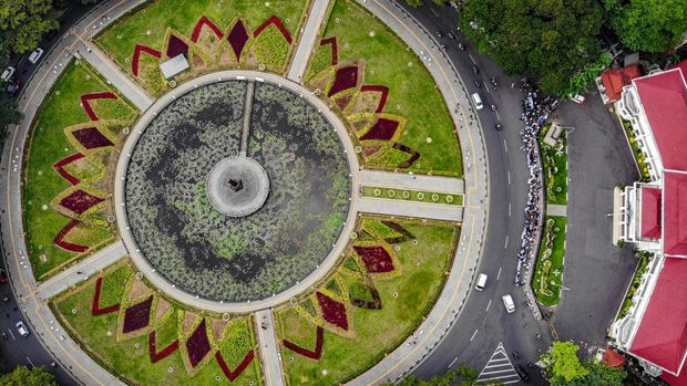 Foto udara suasana di Alun-Alun Tugu pasca revitalisasi di Malang, Jawa Timur, Jum'at (24/5/2024). Kawasan yang menjadi simbol kemerdekaan Republik Indonesia bagi warga Malang itu kini telah selesai direvitalisasi oleh pemerintah setempat dengan anggaran senilai Rp5,3 miliar sebagai upaya mendongkrak jumlah kunjungan wisata di kawasan wisata unggulan Jawa Timur tersebut. ANTARA FOTO/Muhammad Mada/YU