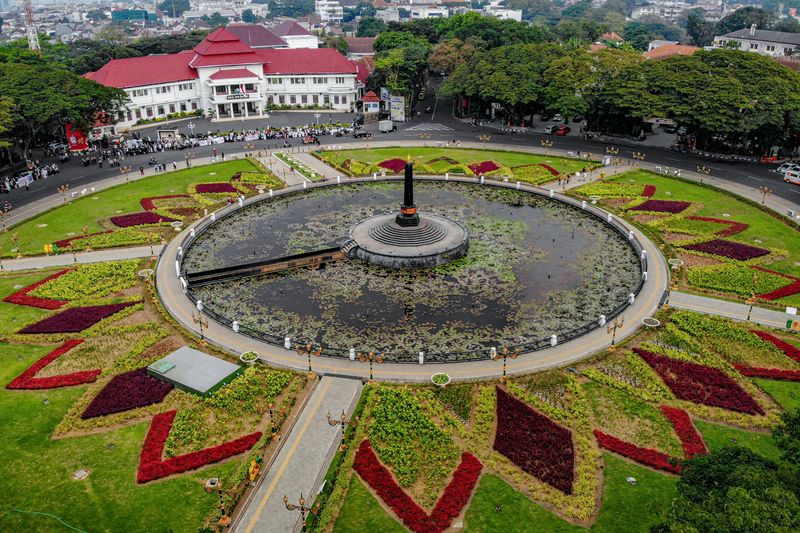 Foto udara suasana di Alun-Alun Tugu pasca revitalisasi di Malang, Jawa Timur, Jum'at (24/5/2024). Kawasan yang menjadi simbol kemerdekaan Republik Indonesia bagi warga Malang itu kini telah selesai direvitalisasi oleh pemerintah setempat dengan anggaran senilai Rp5,3 miliar sebagai upaya mendongkrak jumlah kunjungan wisata di kawasan wisata unggulan Jawa Timur tersebut. ANTARA FOTO/Muhammad Mada/YU