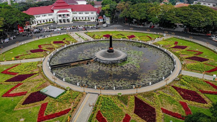 Wajah baru Alun-Alun Tugu Malang Foto udara suasana di Alun-Alun Tugu pasca revitalisasi di Malang, Jawa Timur, Jum'at (24/5/2024). Kawasan yang menjadi simbol kemerdekaan Republik Indonesia bagi warga Malang itu kini telah selesai direvitalisasi oleh pemerintah setempat dengan anggaran senilai Rp5,3 miliar sebagai upaya mendongkrak jumlah kunjungan wisata di kawasan wisata unggulan Jawa Timur tersebut. ANTARA FOTO/Muhammad Mada/YU