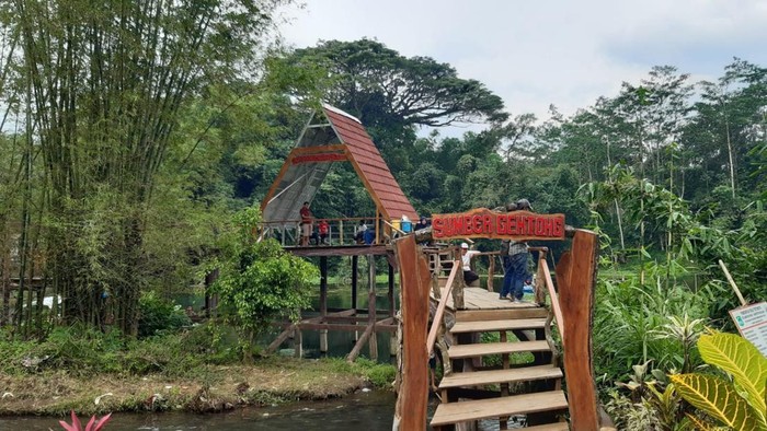 Wisata Sumber Gentong Malang.