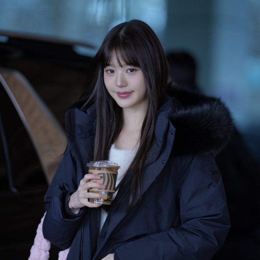 Wonyoung IVE memegang kopi Starbucks