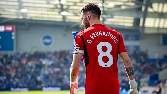 BRIGHTON, ENGLAND - MAY 19: Bruno Fernandes of Manchester United takes a corner during the Premier League match between Brighton & Hove Albion and Manchester United at American Express Community Stadium on May 19, 2024 in Brighton, England. (Photo by Ash Donelon/Manchester United via Getty Images)