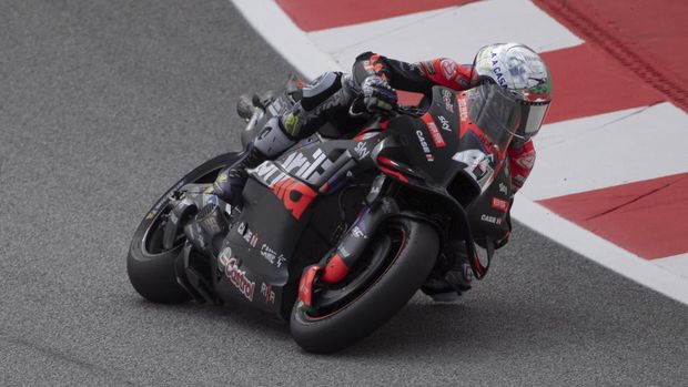 BARCELONA, SPAIN - MAY 24: Aleix Espargaro of Spain and Aprilia Racingrounds the bend during the MotoGP Of Catalunya - Free Practice at Circuit de Barcelona-Catalunya on May 24, 2024 in Barcelona, Spain. (Photo by Mirco Lazzari gp/Getty Images)