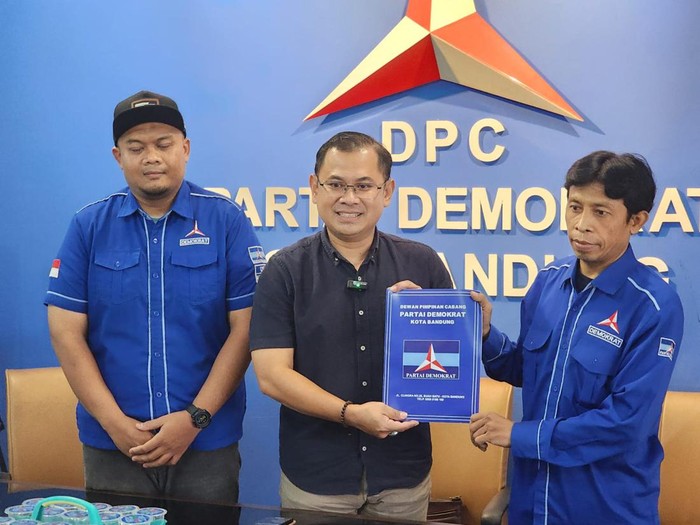 Arfi saat menyerahkan forumulir penjaringan bacawalkot ke Demokrat Bandung.