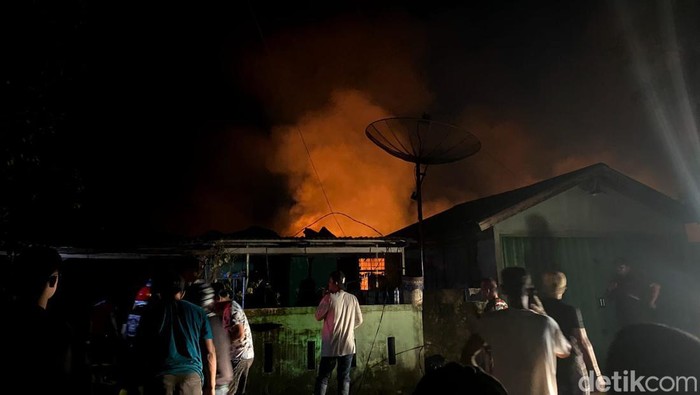 Asrama TNI di Sekojo, Palembang terbakar dilihat dari permukiman warga.
