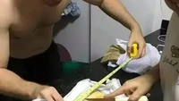 Tak ingin merugi satu centimeter pun, dua orang netizen ini rela repot. Makanan yang hendak dibagi dua bagian diukur menggunakan meteran bangunan. Foto: 1cak.com