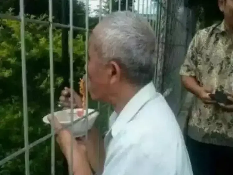 10 Gaya Kocak Netizen Lakukan Atraksi Saat Makan