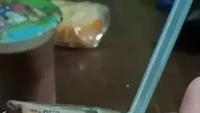Seolah menghadirkan opsi yang ringkas, mie kemasan ini dihidangkan dalam gelas plastik. Cara makannya pun diseruput dengan sedotan layaknya minuman. Foto: 1cak.com