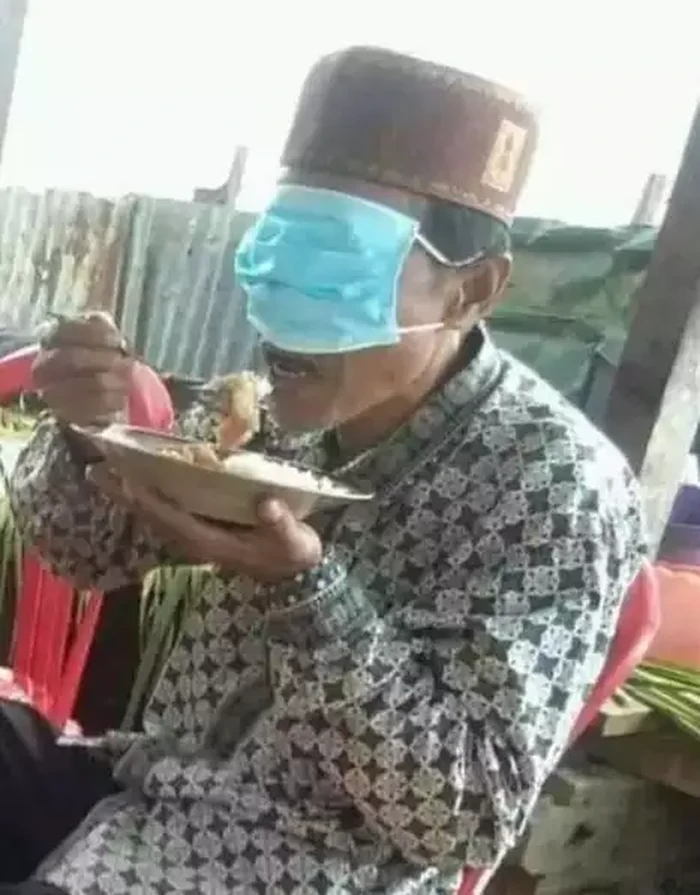 Atraksi netizen saat makan 10 Gaya Kocak Netizen Lakukan Atraksi Saat Makan