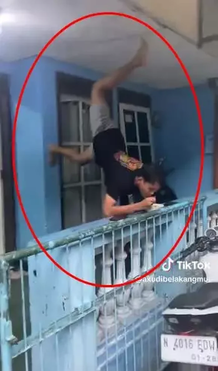 10 Gaya Kocak Netizen Lakukan Atraksi Saat Makan