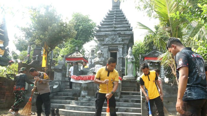 Bakti religi Polres Mojokerto di Pura Sasana Bina Yoga Mojokerto
