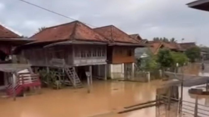Banjir di OKU menyisakan Kecamatan Peninjauan yang belum surut.