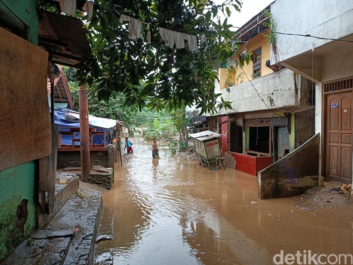 Banjir di Pejaten Timur, Jaksel, 25 Mei 2024. (Rachma Rachel/detikcom)