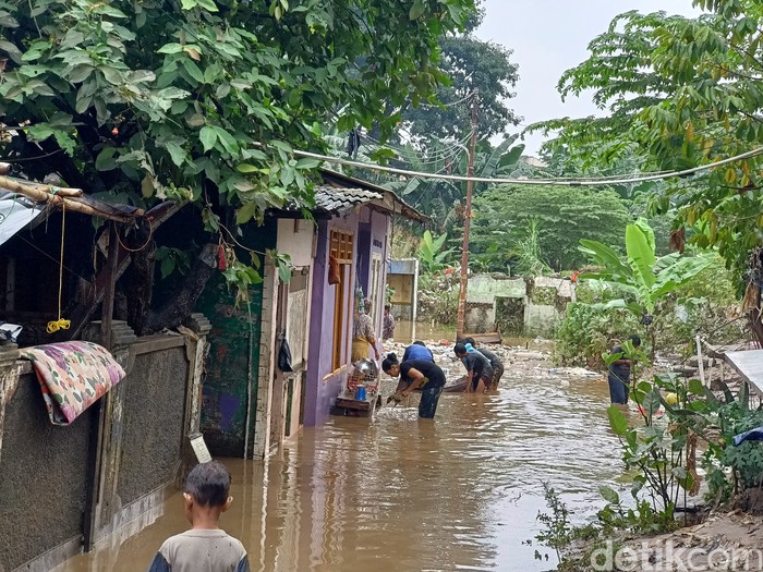 Banjir di Pejaten Timur, kawasan RW 07, Jaksel, 25 Mei 2024. (Rachma Rachel/detikcom)