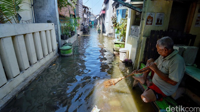 Banjir rob di salah satu pesisir Surabaya.