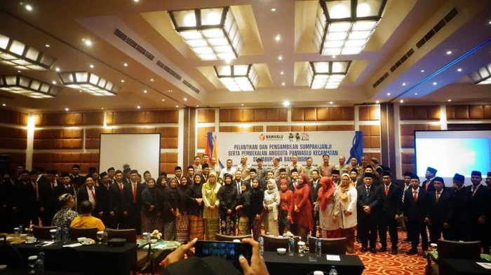 Bawaslu Banyuwangi melantik 75 anggota Panwascam untuk Pilkada 2024.