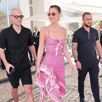 Gaun yang dikenakan wanita berdarah Palestina-Amerika ini berpotongan empire dengan aksen ruffle dan siluet handkerchief yang memberi kesan girlie. Foto: GC Images/Jacopo Raule