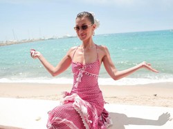 Gaya Bella Hadid Pakai Gaun Keffiyeh di Cannes Film Festival, Jadi Sorotan