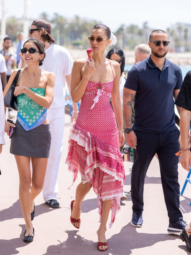 Wanita 27 tahun ini tampak mengenakan gaun yang terinspirasi dari kain keffiyeh warna merah, pada Kamis (23/5/2024). Gaun tersebut merupakan koleksi dari brand Michael and Hushi. Foto: GC Images/Jacopo Raule