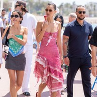 Wanita 27 tahun ini tampak mengenakan gaun yang terinspirasi dari kain keffiyeh warna merah, pada Kamis (23/5/2024). Gaun tersebut merupakan koleksi dari brand Michael and Hushi. Foto: GC Images/Jacopo Raule