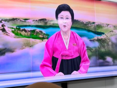 Biro pemantauan media Korea Utara di dalam Yonhap News Agency, Seoul, Korea. (Tangkapan layar)
