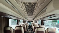 Menilik ke bagian interiornya, bus ini makin terlihat mewah dengan aksen warna coklat. Foto: (Luthfi Anshori/detikOto)
