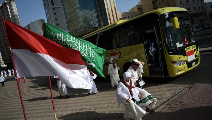 Jamaah calon haji Indonesia berada di dalam bus Shalawat untuk menuju ke Masjidil Haram di Makkah, Arab Saudi, Jumat (24/5/2024). Pemerintah Indonesia menyatakan pada musim haji 1445/ 2024 M menyiapkan total 450 bus Shalawat di Makkah yang melayani jamaah dari titik akomodasi atau pemondokkan menuju terminal Syib Amir dan Jiad di kawasan Masjidil Haram, dengan 76 halte, dan 22 rute. ANTARA FOTO/Sigid Kurniawan/YU