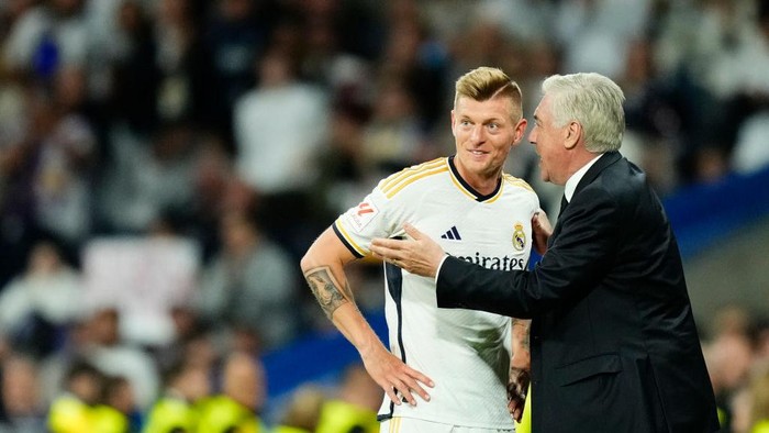 Toni Kroos central midfield of Real Madrid and Germany is replaced and talks with Carlo Ancelotti head coach of Real Madrid during the LaLiga EA Sports match between Real Madrid CF and Deportivo Alaves at Estadio Santiago Bernabeu on May 14, 2024 in Madrid, Spain. (Photo by Jose Breton/Pics Action/NurPhoto via Getty Images)