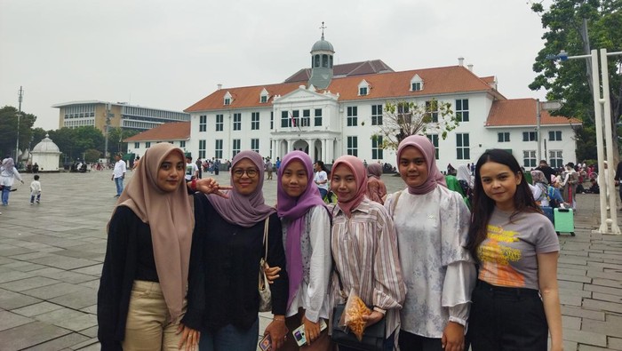 Dian ajak rekan kerja asal Sumut liburan ke Kota Tua (Fadil/detikcom)