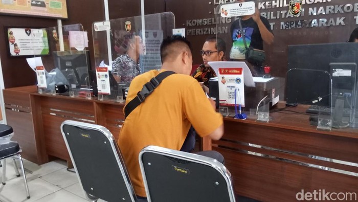 Driver Ojol di Palembang, melaporkan motornya yang hilang saat mengambil pesanan makanan di mal.