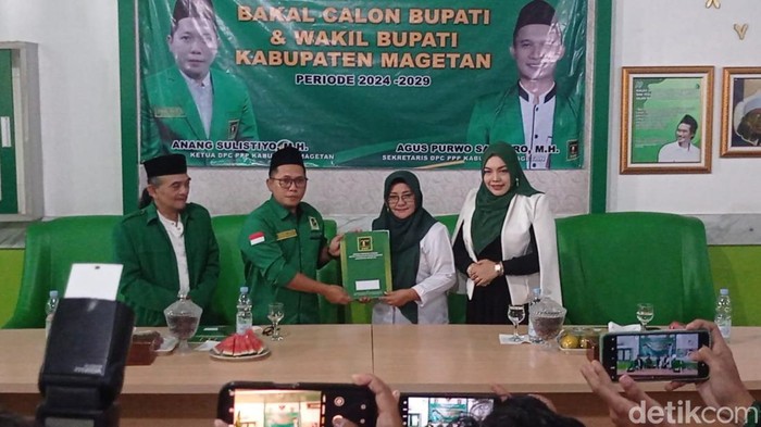Eks Wabup Magetan Nanik Endang Rusminarti daftar bakal calon bupati ke PPP Magetan.