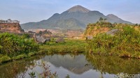 Pemandangan Gunung Penanggungan dan Gunung Welirang nampak jelas dilokasi wisata ini.