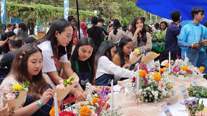 Festival musik Sunset di Kebun di Kebun Raya Bali, Tabanan, Sabtu (25/5/2024). Acara ini juga menyuguhkan berbagai kegiatan lain. (Ahmad Firizqi Irwan/detikBali)
