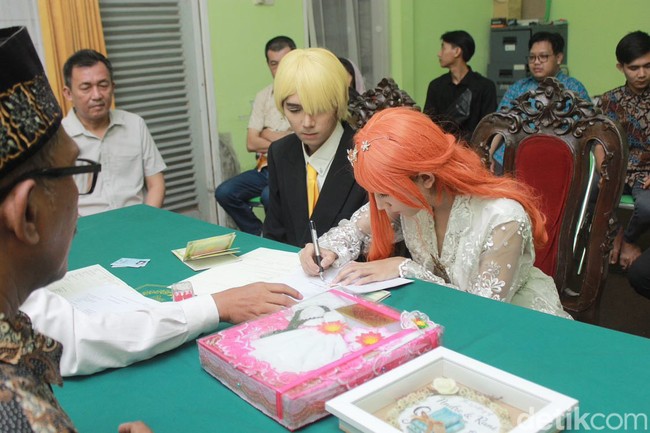 Kisah pengantin yang cosplay jadi pemain One Piece saat menikah di KUA itu mulai viral berawal dari postingan akun TikTok @amila.rahmah. Ia merekam pasangan pengantin yang pakai kostum bak Nami dan Sanji One Piece ketika hendak menjalani akad nikah di Kantor Urusan Agama (KUA). Pagi ini KUA Singosari kantorqu rame netizen, tulis akun TikTok @amila.rahmah. Dalam video yang berdurasi 21 detik itu terlihat pengantin pria menggunakan wig warna kuning lengkap dengan kemeja. Sedangkan pengantin wanita memakai wig orange dan kebaya modern warna putih. Foto: Dok. pribadi Isabel Nurani Kasih.